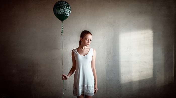 Katya Voronina with a green balloon