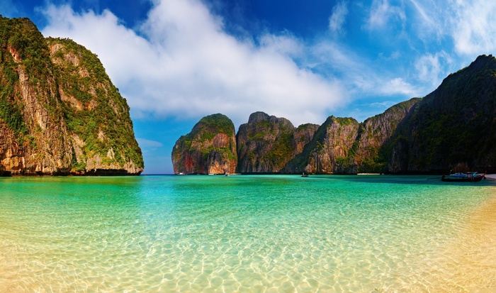 Maya Bay, Thailand: Limestone cliffs and turquoise water