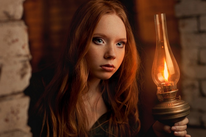 Redhead woman holding a gas lamp