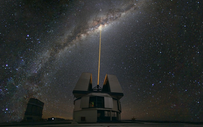 Observatory laser beam points to the Milky Way galaxy