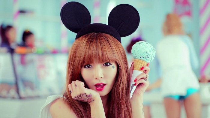 Hyuna holding an ice cream cone