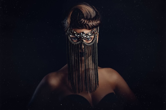 Woman wearing a jeweled mask with chains