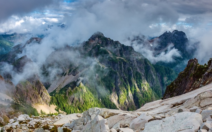 Misty mountains and rocky foreground in Washington state