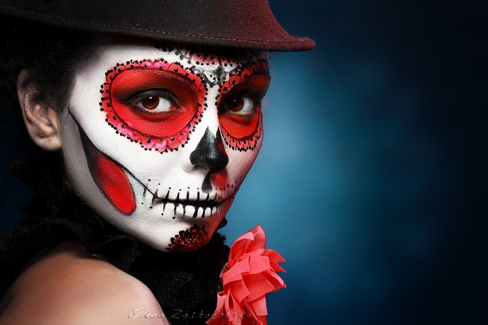 Woman with Sugar Skull makeup and a hat