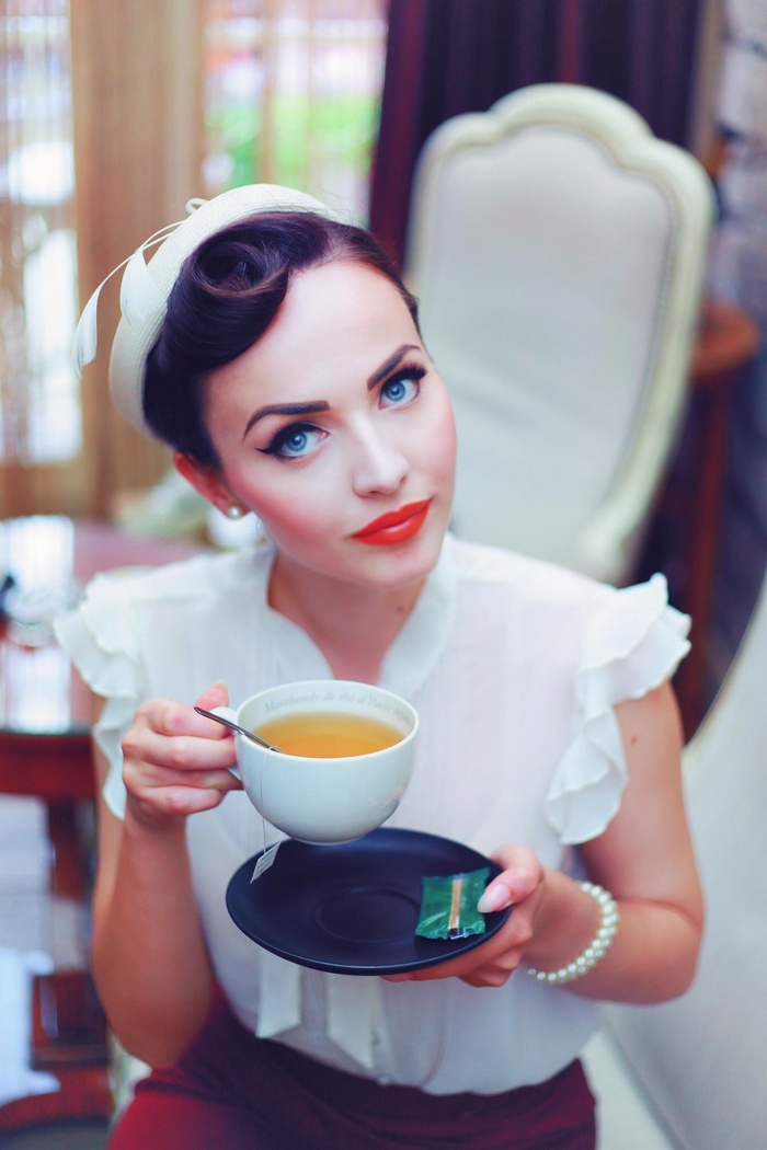 Idda van Munster drinking tea