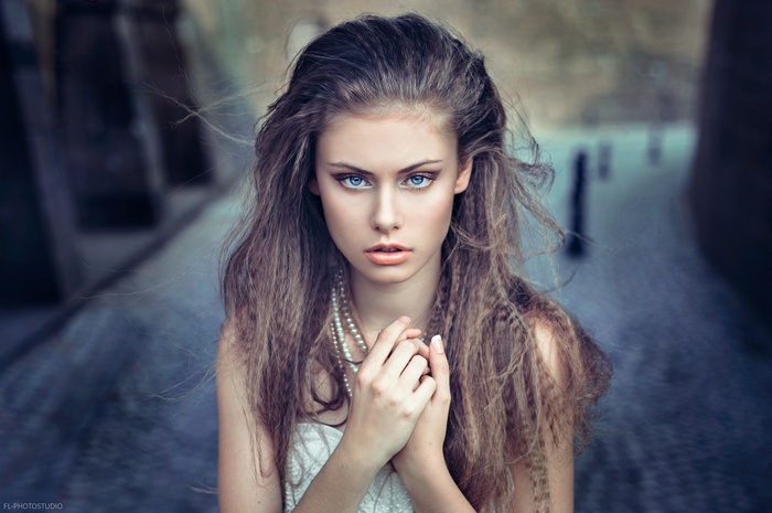 Woman with blue eyes and pearl necklace