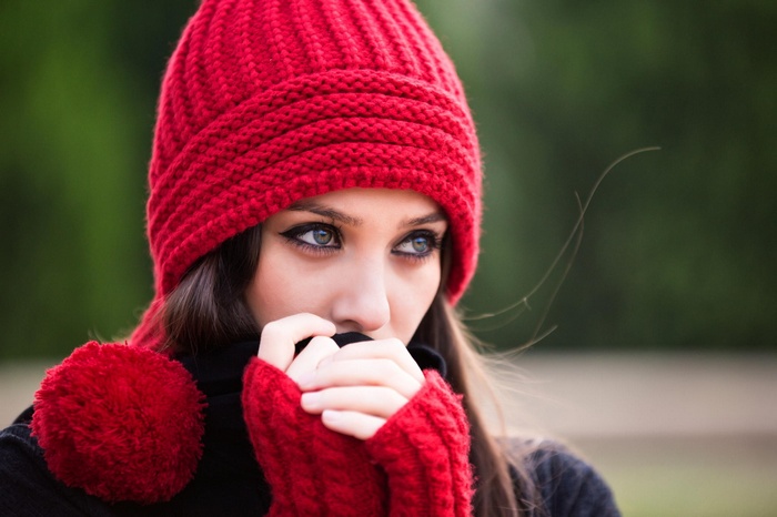 Woman wearing a red knitted hat and scarf