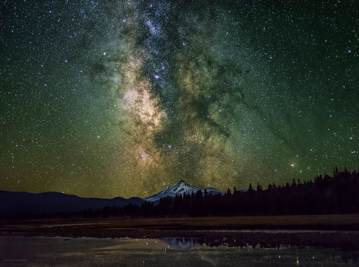 Milky Way over Mount Hood at night