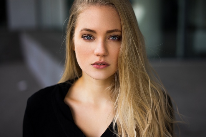Portrait of a blonde woman by Miro Hofmann