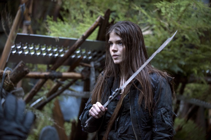 Octavia Blake from The 100 holding a sword