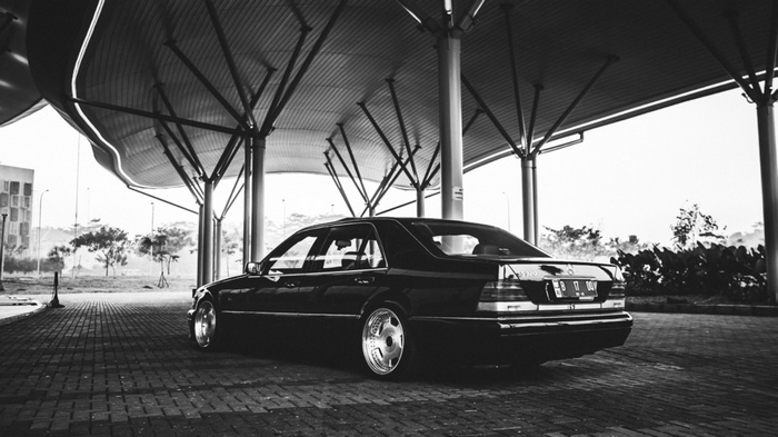Mercedes-Benz S-Class W140 parked under a canopy