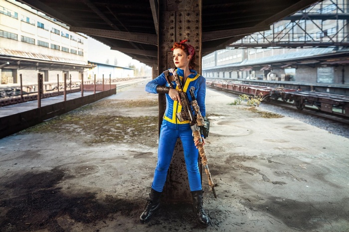 Fallout 4 cosplay of a woman with a sniper rifle at a railway station