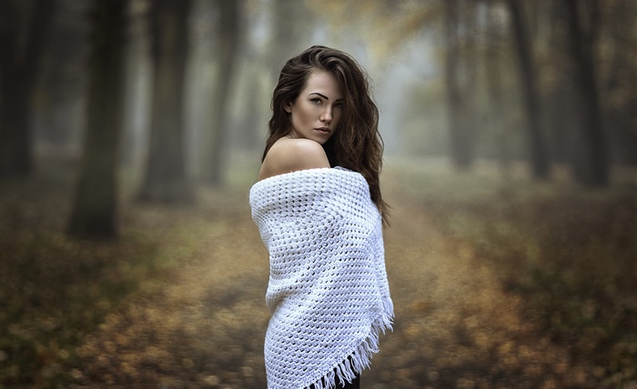 Katy Sendza posing in a forest with a white shawl