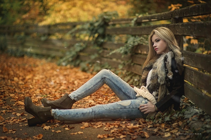 women outdoors, eyeliner, fur coats, fall, women, jeans, blonde, model, red lipstick