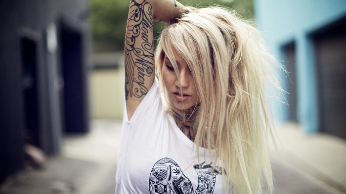 Sara Fabel with tattoos