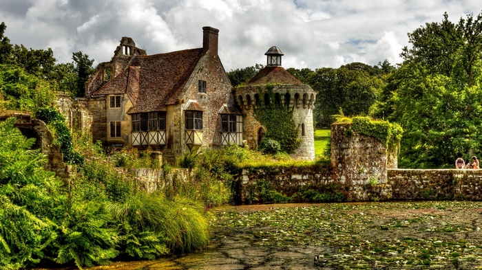 Scotney Castle ruins with a lake and trees