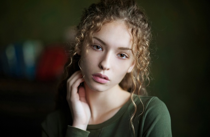 Portrait of Lisa Alexanina with curly hair