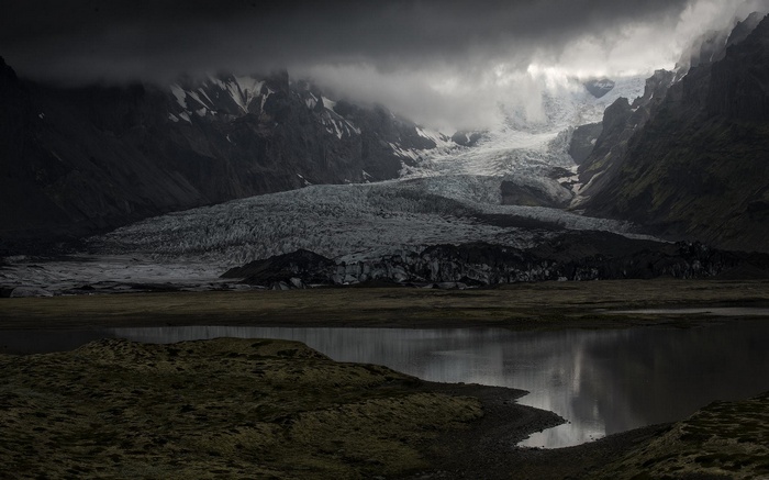 Glacier and mountains in Iceland under clouds