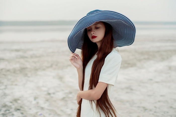 Woman in a wide-brimmed hat outdoors
