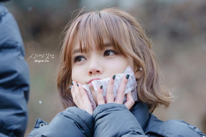 AOA Jimin holding a hot pack to her face