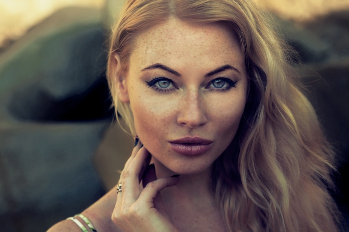Woman with blue eyes and freckles