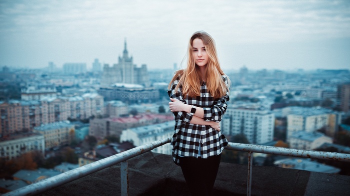 Maryana Ro on a rooftop overlooking a cityscape