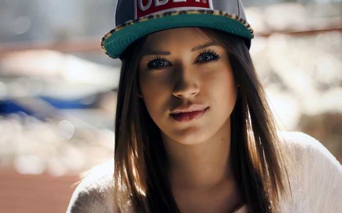 Woman wearing an Obey baseball cap