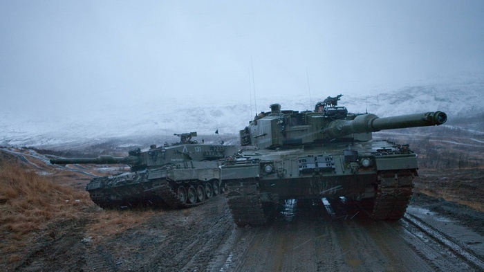 Norwegian Army Leopard 2 tanks in a snowy landscape