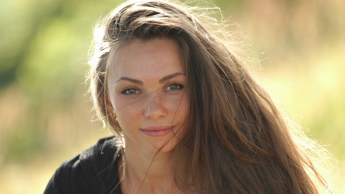 Brunette woman with long hair and green eyes