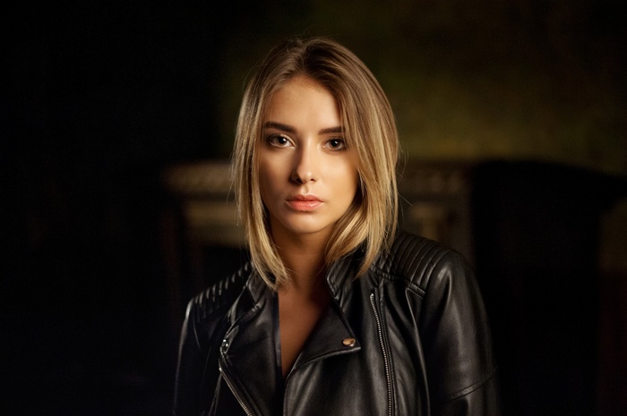 Portrait of a blonde woman in a leather jacket