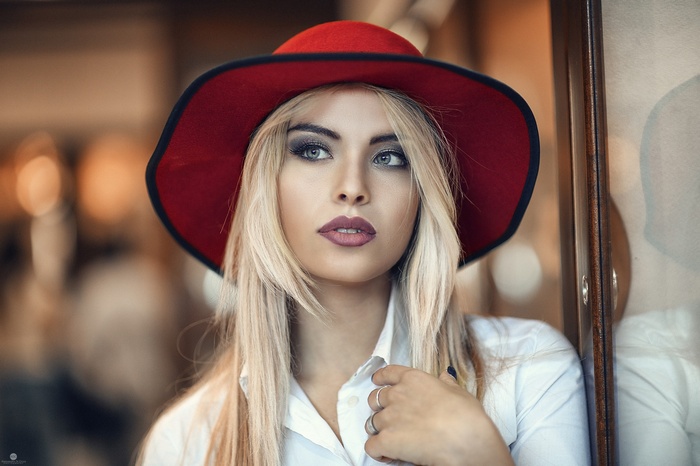 Alessandro Di Cicco portrait of a blonde woman with a red hat