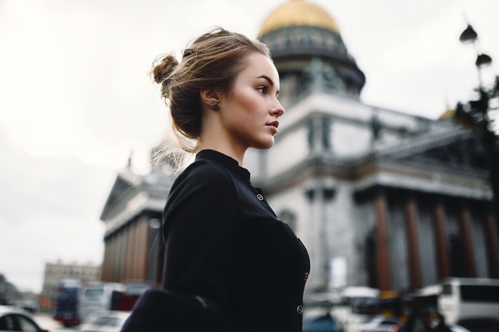 Julia Tavrina in front of a building with a golden dome