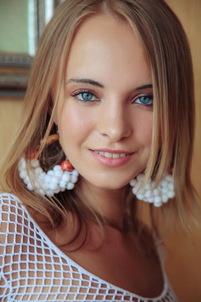 Woman with blue eyes and large earrings
