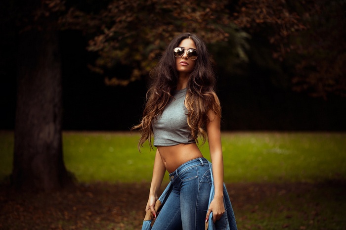Woman wearing sunglasses and jeans outdoors