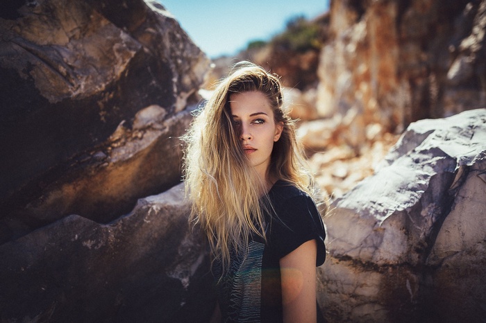 Lennart Bader portrait of a blonde woman in a T-shirt