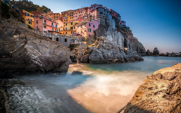 Manarola, Italy coast with colorful buildings on a cliff