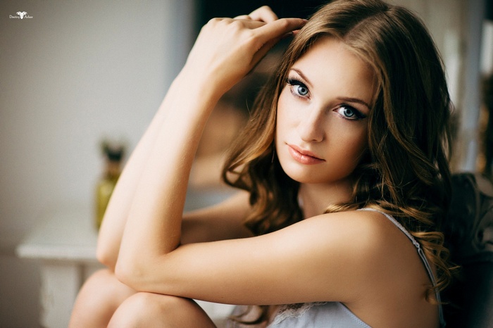 Woman with blue eyes and wavy brown hair