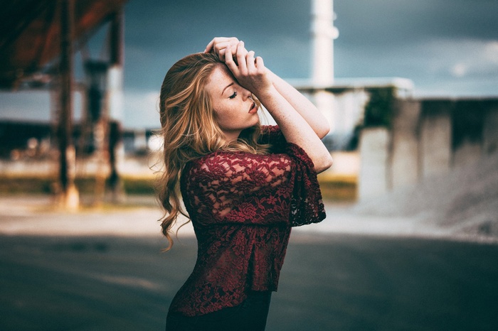 Woman with blonde hair and freckles