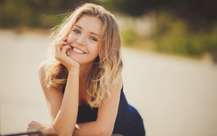 Sandra Kubicka, women, looking at viewer, depth of field, face, blonde, hand on face, smiling, women outdoors