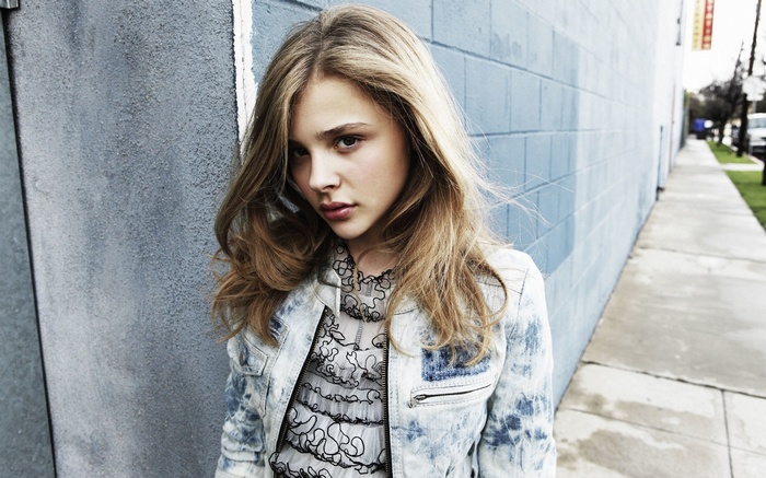 Chloë Grace Moretz outdoors on a street