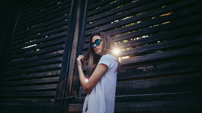 Woman with sunglasses and T-shirt