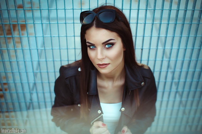Woman with sunglasses and leather jacket