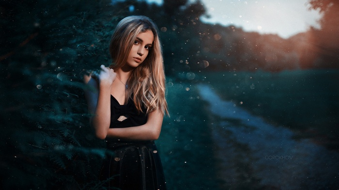Maryana Ro in a black dress outdoors