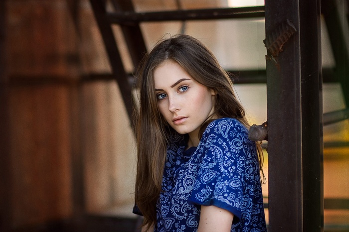 Young woman with blue eyes and brown hair