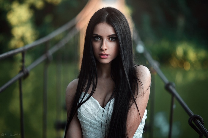 Maks Kuzin portrait of Darina on a bridge