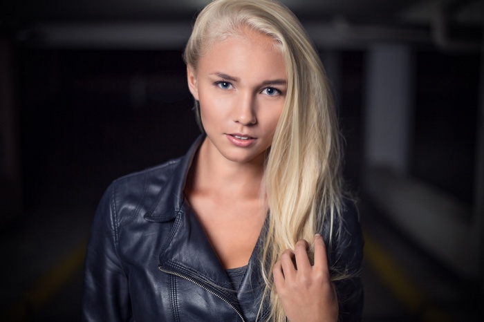 Blonde woman in a leather jacket