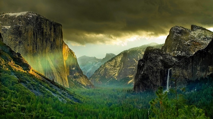 Yosemite Valley with El Capitan and Bridalveil Fall