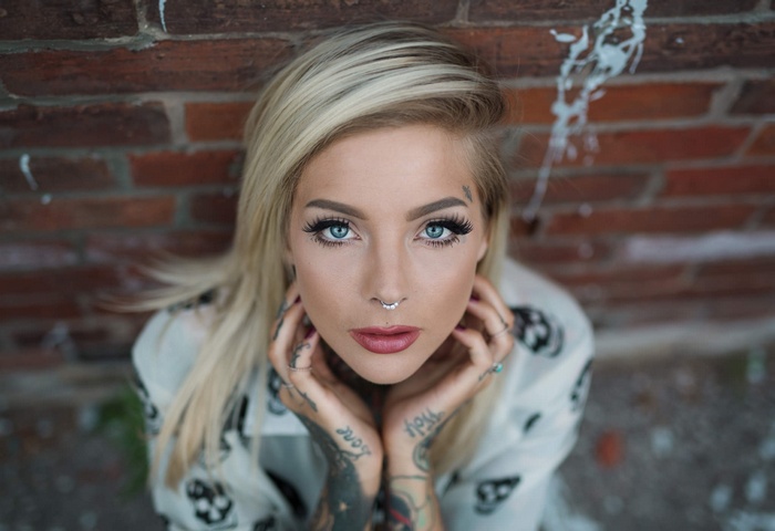 Woman with blonde hair and tattoos