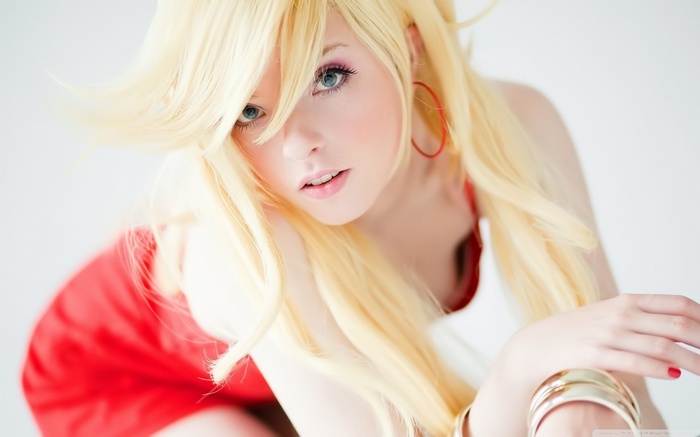 Blonde woman with green eyes