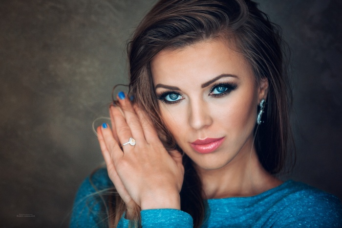 Woman with blue eyes and diamond ring